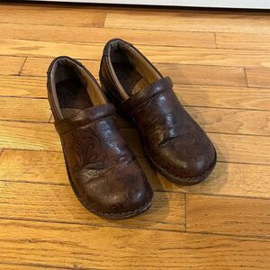 BOC Born Concepts Women's Brown Floral Embossed Clogs Size 8.5